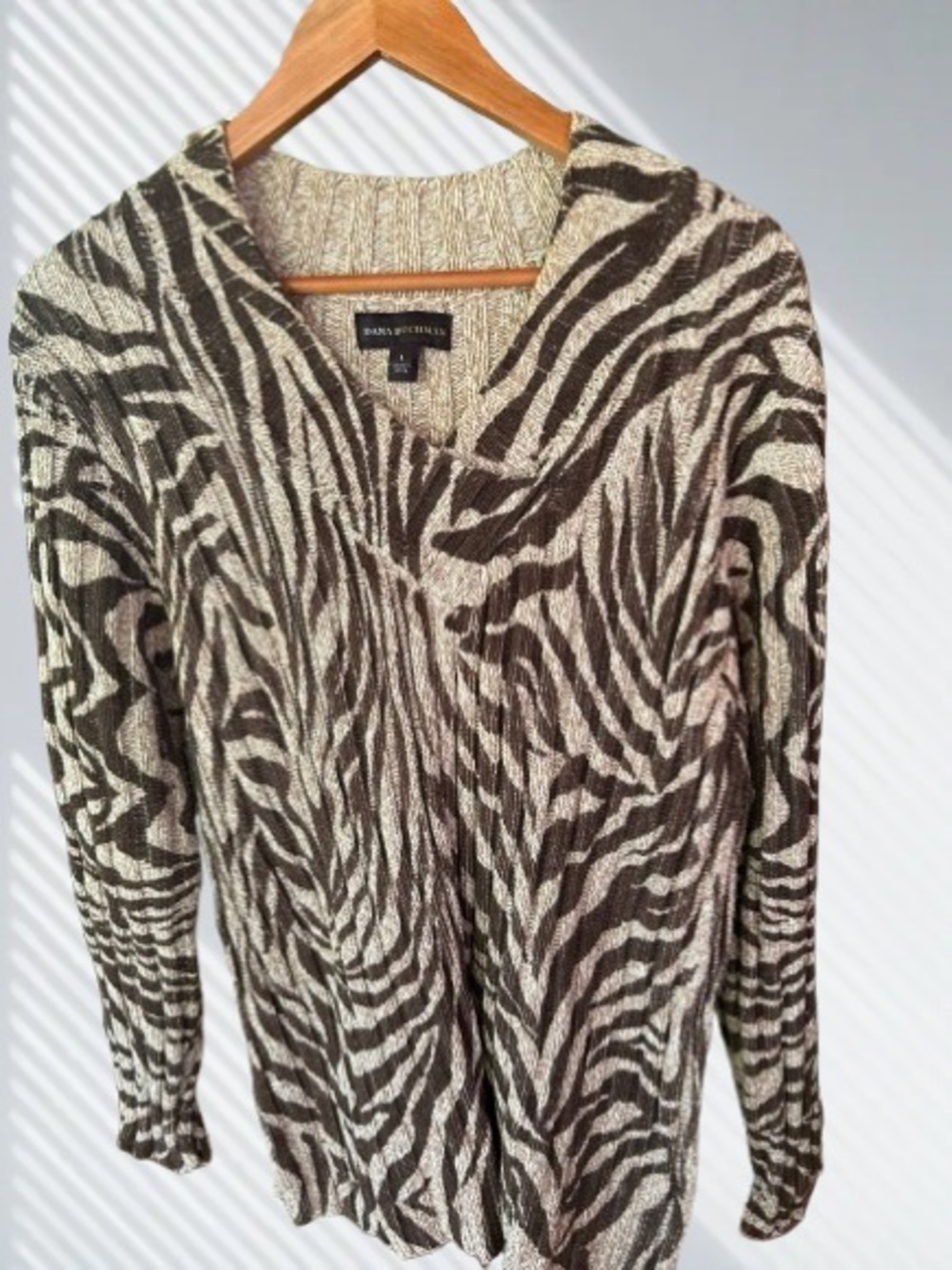 Animal print V-neck sweater by Dana Buchman - size L- 66% cotton and 40% acryli